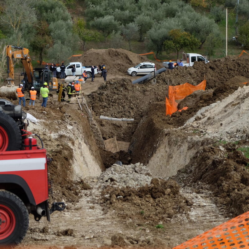 Un operaio è morto a Lanciano in un incidente avvenuto in un cantiere edile allestito per i lavori di realizzazione di un gasdotto. Secondo una prima ricostruzione dei fatti, l'uomo sarebbe sceso in uno scavo per effettuare alcuni controlli quando è stato travolto da una massa di terra di una parete che ha ceduto. Al momento sul posto si trovano la Polizia, titolare delle indagini, i Vigili del Fuoco e personale dell'ispettorato del lavoro della Asl. La Procura di Lanciano ha aperto un'inchiesta.ANSA/FEDERICA ROSELLI