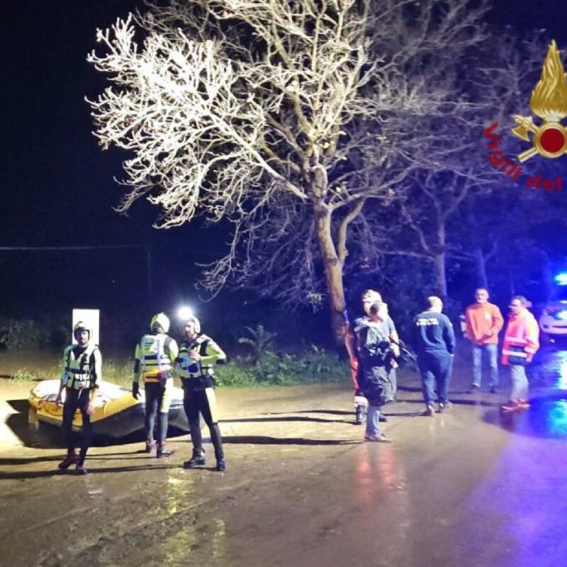 Sono in corso da stanotte le ricerche di un bimbo di 5 mesi e della nonna dispersi per la piena del torrente Sterza a Montecatini Val di Cecina. Salvati sul tetto padre, madre e nonno, turisti stranieri. La famiglia si era rifugiata sul tetto dell'abitazione a causa dell'innalzamento del livello dell'acqua. Vigili del fuoco impegnati nelle operazioni con sommozzatori, soccorritore fluviali, cinofili, dronisti e squadre ordinarie. Proseguono intanto nel pisano gli interventi di soccorso per i danni causati dal maltempo di ieri. ANSA/US VIGILI DEL FUOCO +++ NPK +++ NO SALES, EDITORIAL USE ONLY +++