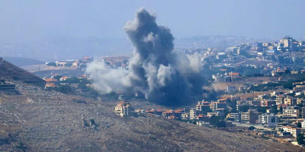 https://assets.gazzettadelsud.it/2024/09/moke-billows-from-the-site-of-an-Israeli-airstrike-that-targeted-southern-Lebanese-villages-as-seen-from-Marjaayoun-southern-Lebanon-970x485.jpg