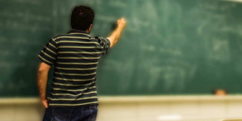 https://assets.gazzettadelsud.it/2024/09/scuola-insegnante-professore-scaled-e1731605953959-970x485.jpg