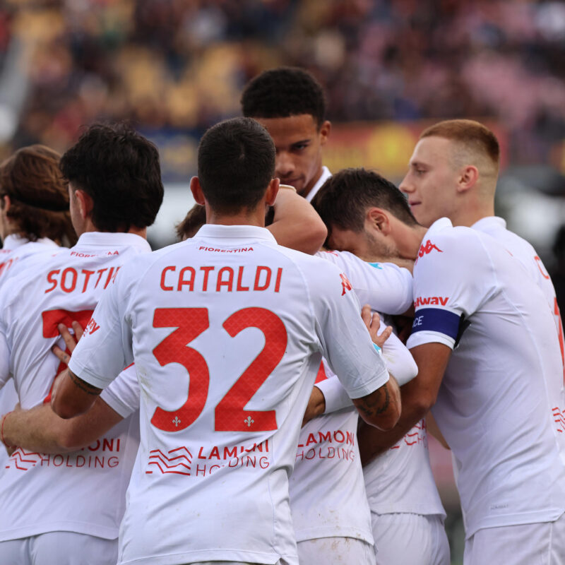 ACF Fiorentina's Fabiano Parisi celebrated by his teammates after scoring the goal during the Italian Serie A soccer match US Lecce - ACF Fiorentina at the Via del Mare stadium in Lecce, Italy, 20 october 2024. ANSA/ABBONDANZA SCURO LEZZI