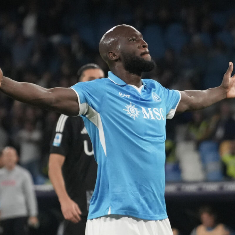 Napolis forward Romelu Lukaku jubilates with his teammate after scoring the goal in action during the Italian Serie A soccer match SSC Napoli vs Como 1907 at ' Diego Armando Maradona' stadium in Naples, Italy, 4 October 2023 ANSA / CESARE ABBATE