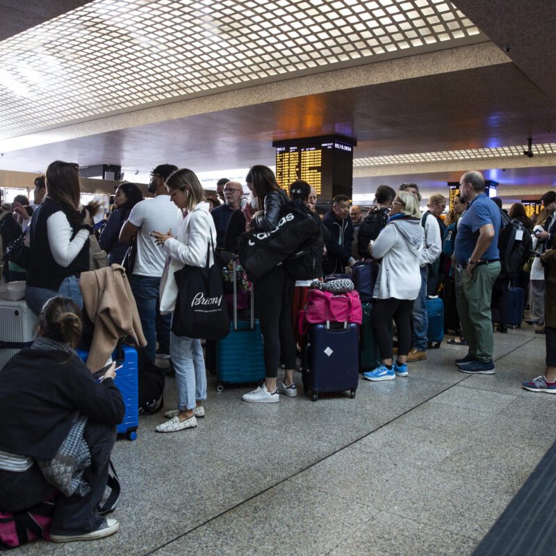 Passeggeri in attesa alla Stazione Termini per un guasto alla linea ferroviaria con ritardi e cancellazioni di treni Alta Velocita' (Av), intercity e regionali, Roma, 02 ottobre 2024. ANSA/ANGELO CARCONI