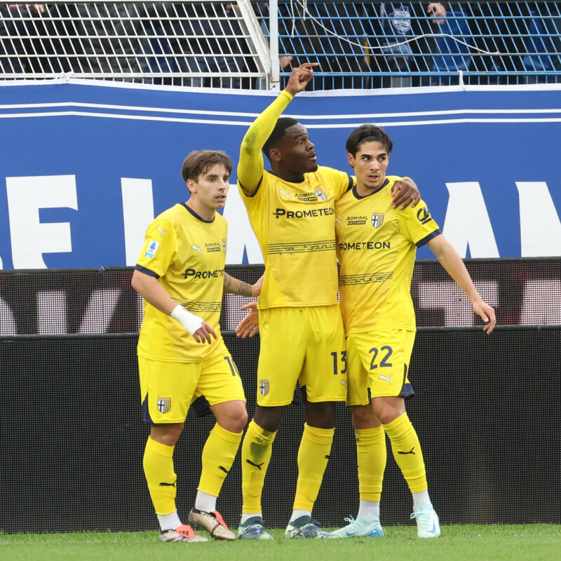 Parmas Ange-Yoan Bonny (C) jubilates with his teammates after scoring goal of 0 to 1 during the Italian serie A soccer match between Como 1907 and Parma at Giuseppe Sinigaglia stadium in Como, 19 October 2024.ANSA / MATTEO BAZZI