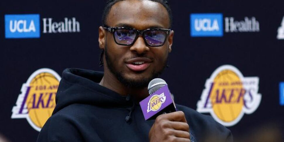 LeBron, Bronny James e il sogno: nei Lakers padre e figlio. In campo insieme contro Phoenix