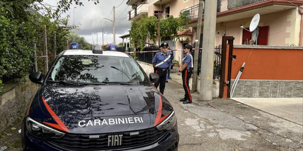 https://assets.gazzettadelsud.it/2024/10/Carabinieri-sul-luogo-a-San-Felice-a-Cancello-nel-Casertano-dove-un-uomo-ha-ucciso-la-moglie-davanti-ai-figli-970x485.jpg