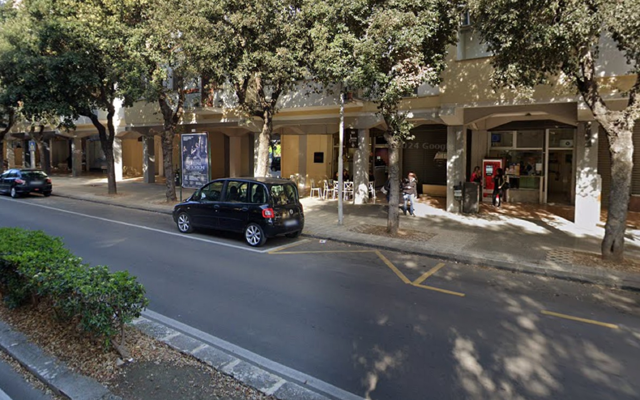Colpi di kalashnikov contro bar a Lecce, indaga la polizia Colpi di kalashnikov contro bar a Lecce, indaga la polizia