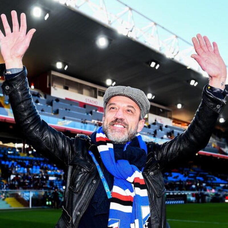 epa08122466 Sampdorias former Italian forward Francesco Flachi greets the crowd before the Italian Serie A soccer match between UC Sampdoria and Brescia Calcio at Luigi Ferraris stadium in Genoa, Italy, 12 January 2020. EPA/SIMONE ARVEDA