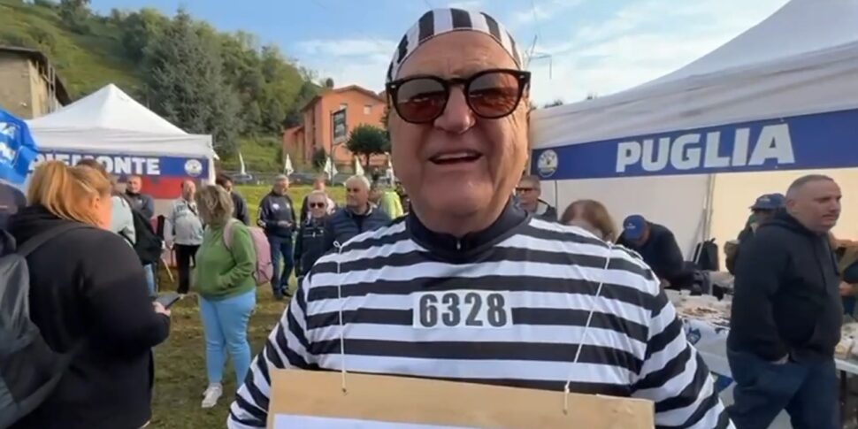 Michele Leombruno, vicesindaco di Serracapriola, veste i panni di detenuto a Pontida in sostegno di Salvini: "Ha fatto il suo dovere"