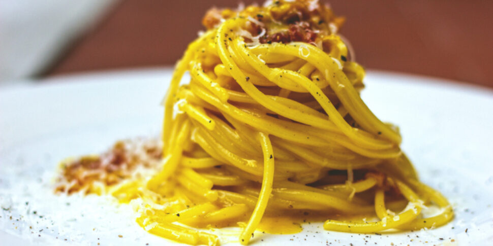 Ricetta carbonara? Scopri gli ingredienti giusti (e sbagliati) della pasta "tradizionale" più controversa d