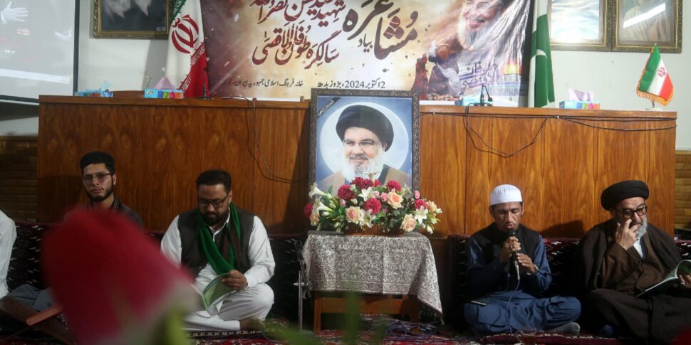 https://assets.gazzettadelsud.it/2024/10/People-gather-at-the-Iranian-cultural-center-during-a-remembrance-ceremony-for-Hezbollah-leader-Hassan-Nasrallah-in-Quetta-Pakistan-970x485.jpg