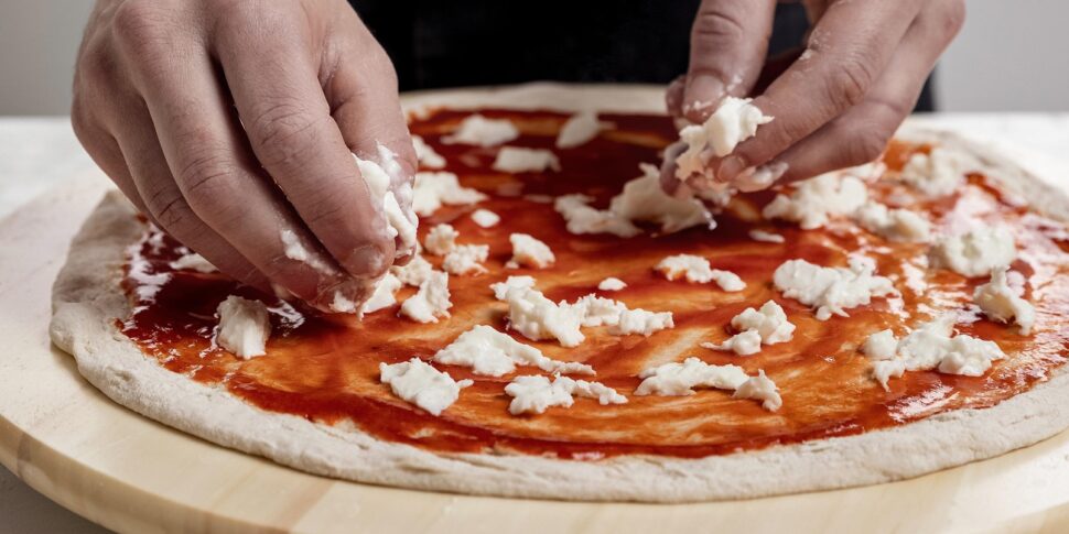 Pizza fatta in casa: impasto perfetto in pochi passi e trucchi da chef. Ecco la ricetta