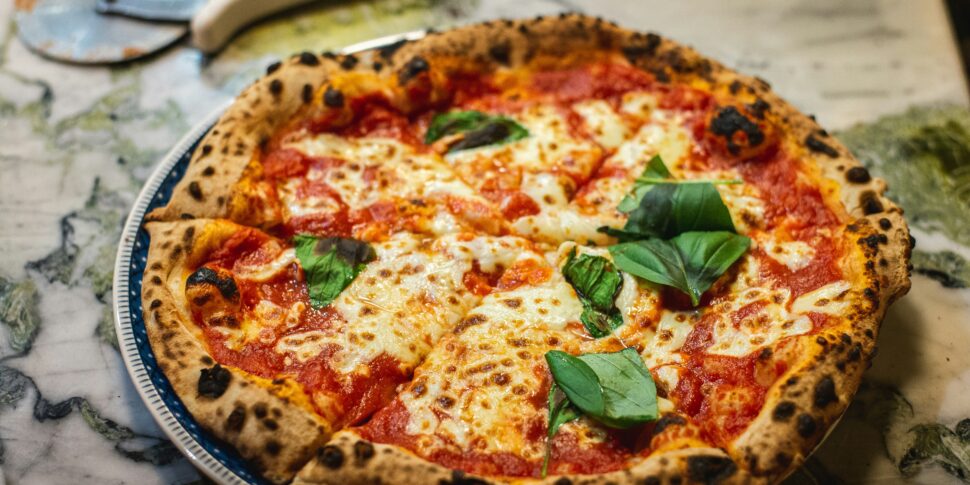 Pizza Margherita napoletana fatta in casa: scopri la ricetta originale e le varianti appetitose