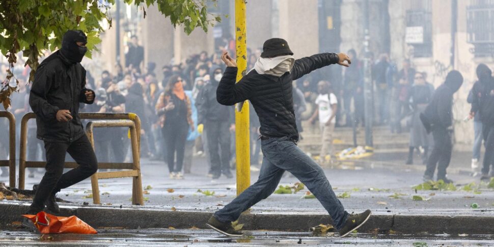 Roma, guerriglia al corteo pro Palestina: scontri tra agenti e manifestanti, 34 feriti e 40 persone portate in questura