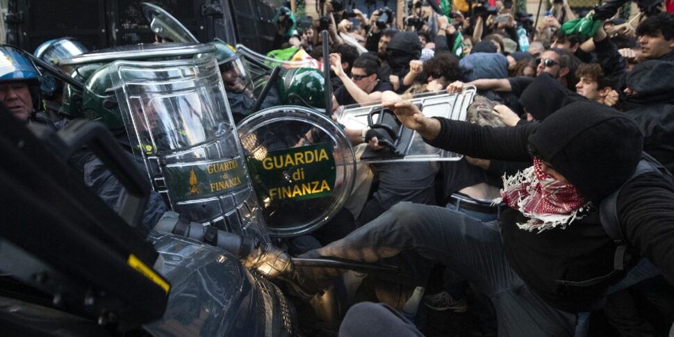 https://assets.gazzettadelsud.it/2024/10/Scontri-tra-manifestanti-e-forze-dellordine-durante-la-manifestazione-pro-Palestina-alla-Piramide-a-piazzale-Ostiense-Roma-970x485.jpg