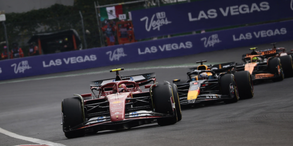 F1, due Ferrari sul podio in Messico: vince Sainz, Leclerc terzo. Norris in mezzo alle “rosse”