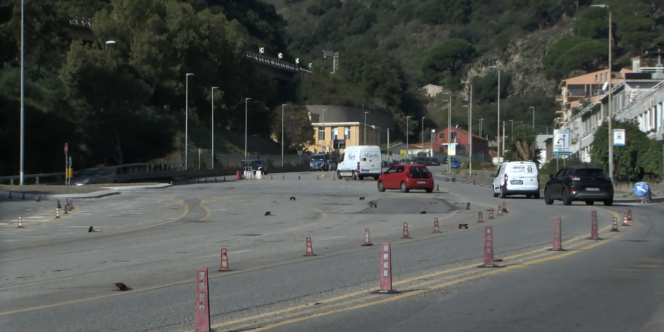 Messina, caos e pericoli allo svincolo di Giostra: segnaletica orizzontale sbiadita o assente