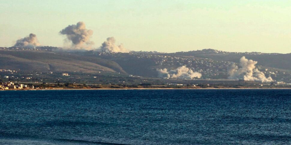 https://assets.gazzettadelsud.it/2024/10/Smoke-billows-from-the-site-of-an-Israeli-air-strike-on-the-outskirts-of-the-villages-of-Mansouri-and-Majdelzoun-in-the-Tyre-region-in-southern-Lebanon-970x485.jpg