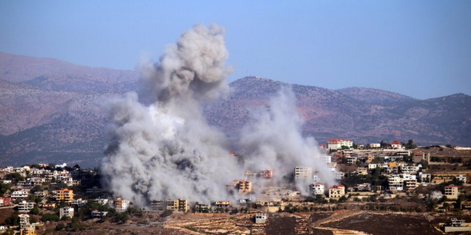 https://assets.gazzettadelsud.it/2024/10/Smoke-rises-as-a-result-of-an-Israeli-airstrike-on-the-village-of-Khiam-near-the-border-with-Israel-in-southern-Lebanon-970x485.jpg