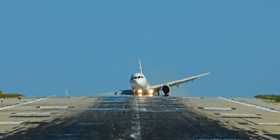 Burrascoso atterraggio di un aereo in Grecia: il video ora è virale