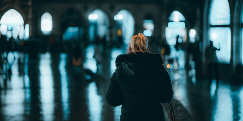 https://assets.gazzettadelsud.it/2024/10/blonde-woman-coat-standing-street-night-970x485.jpg