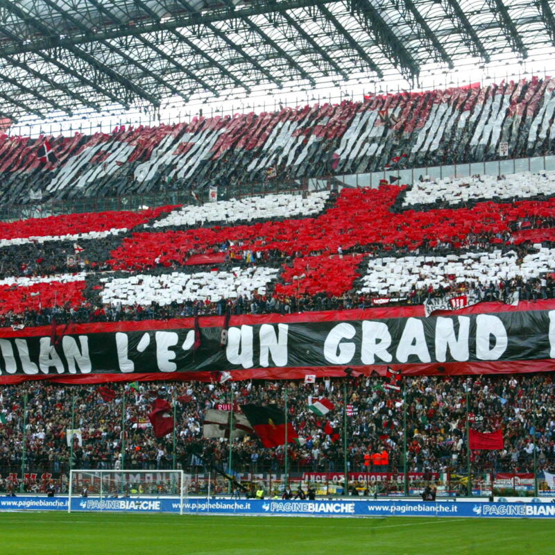 20040502 - MILANO- SPR- CALCIO: MILAN-ROMA; LE INVENZIONI DEI TIFOSI. Uno striscione esposto oggi allo stadio Giuseppe Meazza dai tifosi del Milan. DANIEL DAL ZENNARO/ANSA -CD