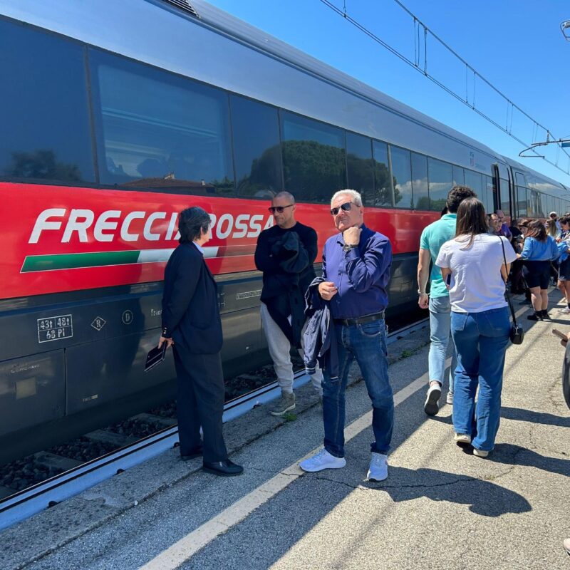 Rimasti fermi 40 minuti alla stazione di Castiglion Fiorentino, in provincia di Arezzo, i passeggeri del Freccia Rossa Torino - Salerno hanno approfittato per una sgambata per i loro cani e per bere prima di risalire al volo sul treno ripartito poi verso il Sud. A provocare la sosta imprevista il guasto sulla linea elettrica tra Roma Tiburtina e Settebagni.ANSA/BARBARA PERISSI