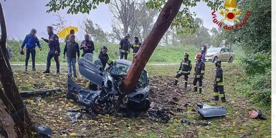 https://assets.gazzettadelsud.it/2024/10/macchina-albero-incidente-970x485.jpeg