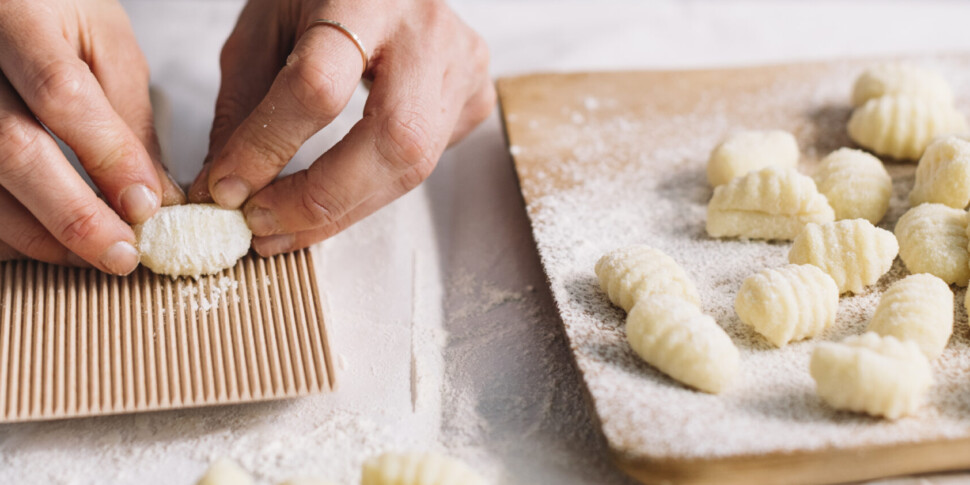 Scopri la ricetta degli gnocchi di patate fatti in casa:  trucchi per un impasto soffice e perfetto