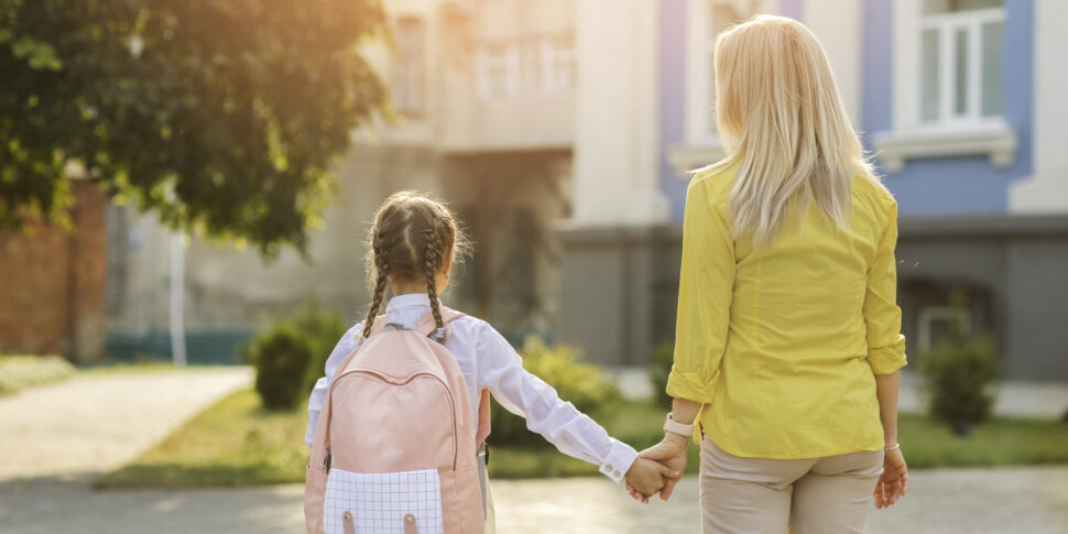 Lite choc tra mamme davanti alla scuola, una si abbassa i pantaloni: «Il mio lato B è più bello del tuo»