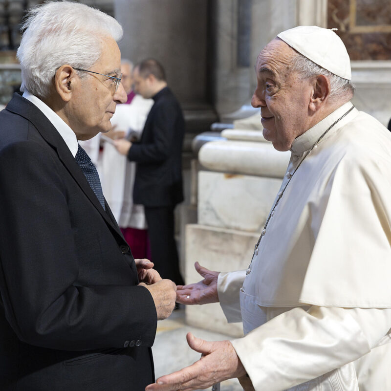 Il presidente della Repubblica Sergio Mattarella con Papa Francesco in occasione della cerimonia di Canonizzazione dei Beati italiani Giuseppe Allamano e Elena Guerra, Città del Vaticano, 20 ottobre 2024.ANSA/UFFICIO STAMPA QUIRINALE/PAOLO GIANDOTTI+++ ANSA PROVIDES ACCESS TO THIS HANDOUT PHOTO TO BE USED SOLELY TO ILLUSTRATE NEWS REPORTING OR COMMENTARY ON THE FACTS OR EVENTS DEPICTED IN THIS IMAGE; NO ARCHIVING; NO LICENSING +++ NPK +++