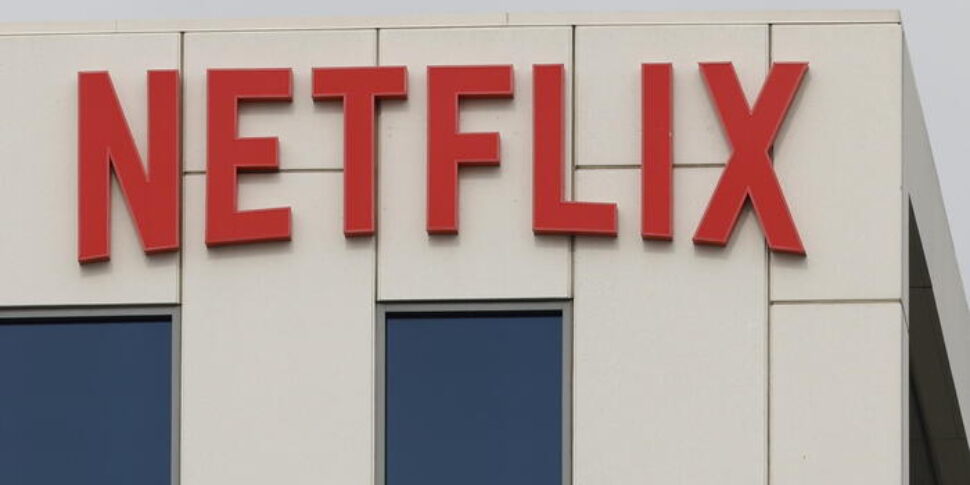 Netflix alza i prezzi in Italia, insorgono i consumatori: rincari fino al 27%, ma il titolo corre in Borsa