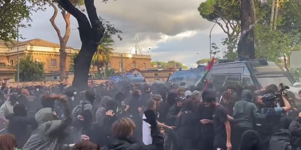 Roma, guerriglia al corteo pro Palestina: scontri tra agenti e manifestanti, ferita una ragazza