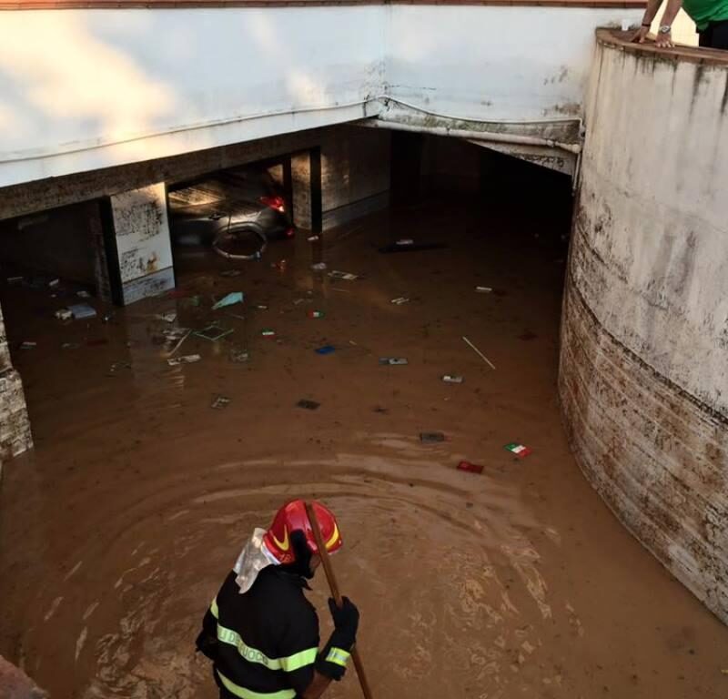 Ancora allagati alcuni garage di Viale Margherita a Rossano (Cosenza) il giorno dopo l'alluvione che ha colpito la citta', 13 agosto 2015. Macchine intrappolate tra fango e acqua, Vigili del fuoco a lavoro per cercare di liberarle. ANSA/ UFFICIO STAMPA COMUNE DI ROSSANO +++ ANSA PROVIDES ACCESS TO THIS HANDOUT PHOTO TO BE USED SOLELY TO ILLUSTRATE NEWS REPORTING OR COMMENTARY ON THE FACTS OR EVENTS DEPICTED IN THIS IMAGE; NO ARCHIVING; NO LICENSING +++