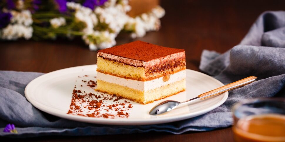 Tiramisù: la ricetta tradizionale e le varianti più golose, senza uova o con le fragole. Scopri come prepararle!