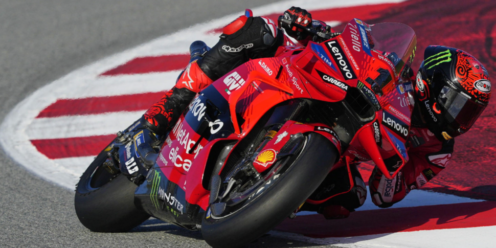 moto gp bagnaia vince la sprint in giappone secondo marc marquez
