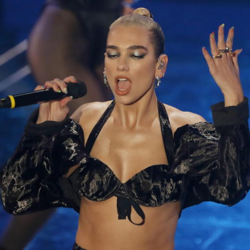 epa08201326 British singer Dua Lipa performs on stage at the Ariston theatre during the 70th Sanremo Italian Song Festival, Sanremo, Italy, 07 February 2020. The festival runs from 04 to 08 February. EPA/RICCARDO ANTIMIANI