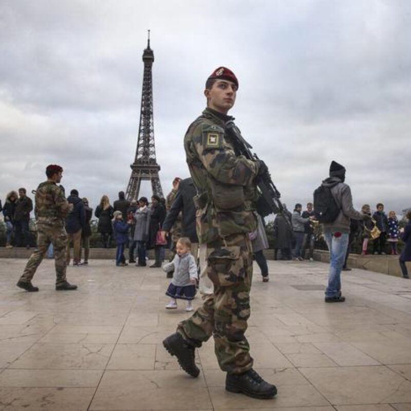 Soldati davanti alla Torre Eifel EPA/ETIENNE LAURENT