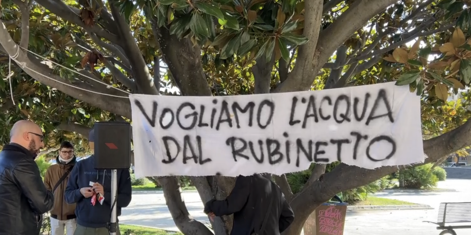 “Vogliamo l'acqua dal rubinetto”, sit-in al Comune di Messina