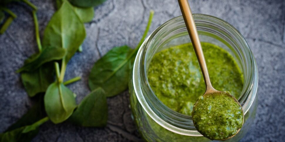 Come fare il pesto alla genovese in casa: ricetta originale e consigli