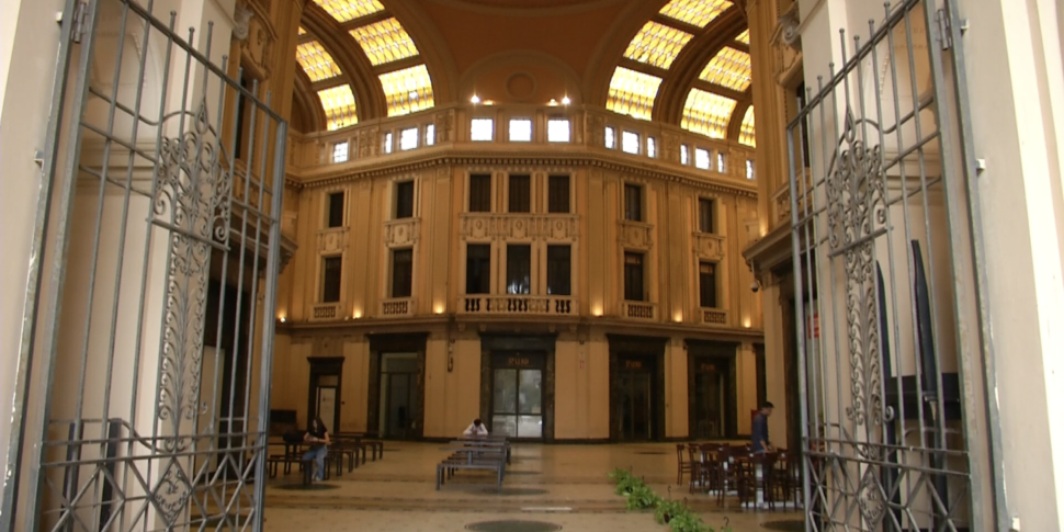 Galleria Vittorio Emanuele, una grande vetrata all'ingresso