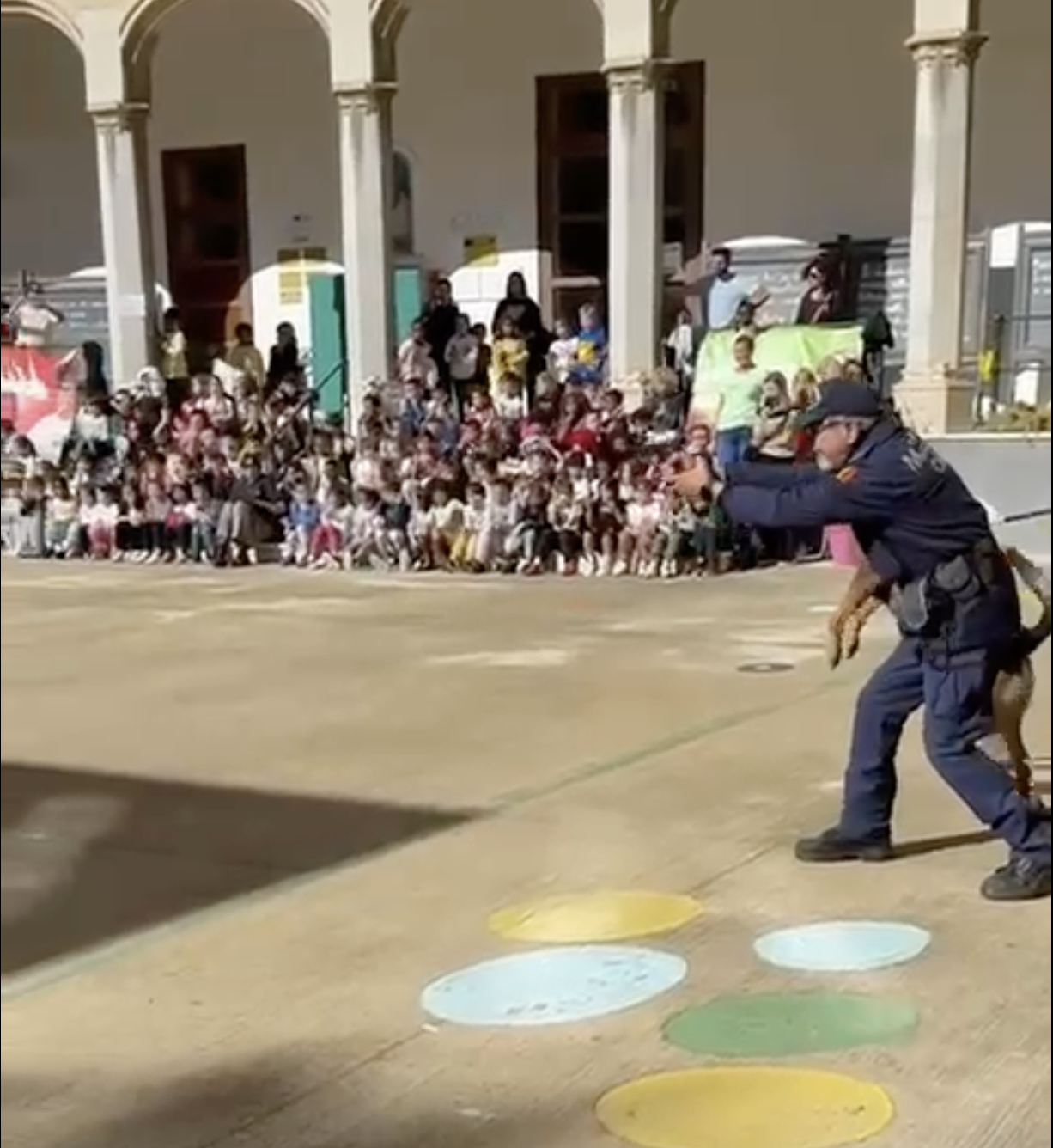 "Fermo, polizia!", i vigili sparano a salve in una scuola… "Fermo, polizia!", i vigili sparano a salve in una scuola…