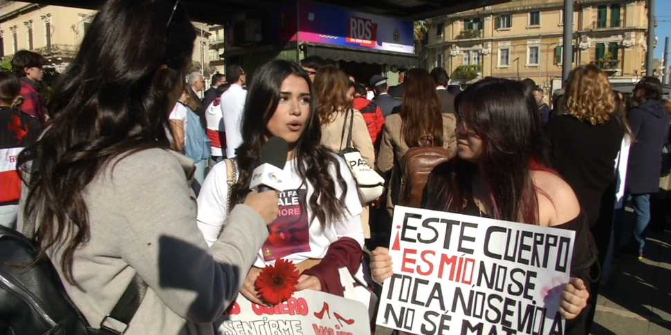 Messina, scuole in corteo per la giornata contro la violenza sulle donne INTERVISTE
