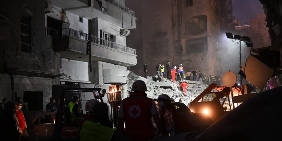 Strage nel cuore di Beirut, il raid mirava ai vertici di Hezbollah: almeno 16 morti nel crollo di un palazzo di 8 piani