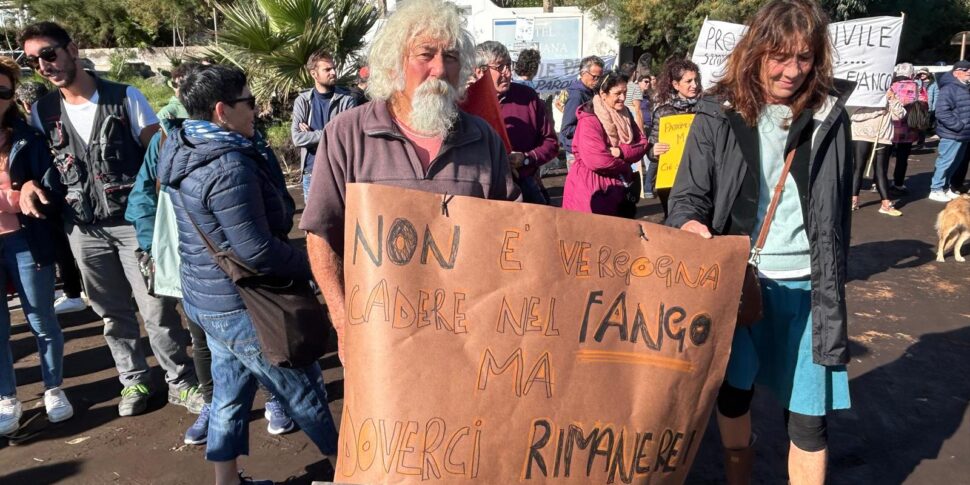 Protesta a Stromboli: "Servono interventi o l'isola sparirà"