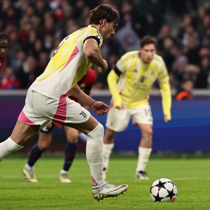 epa11703899 Dusan Vlahovic of Juventus scores a penalty goal during the UEFA Champions League league phase match between Lille OSC and Juventus FC, in Lille, France, 05 November 2024. EPA/CHRISTOPHE PETIT TESSON