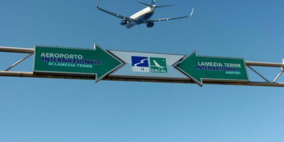 Polemiche sulle politiche adottate per il rilancio degli aeroporti calabresi. L’assessore Minenna: “I dati parlano di successo”