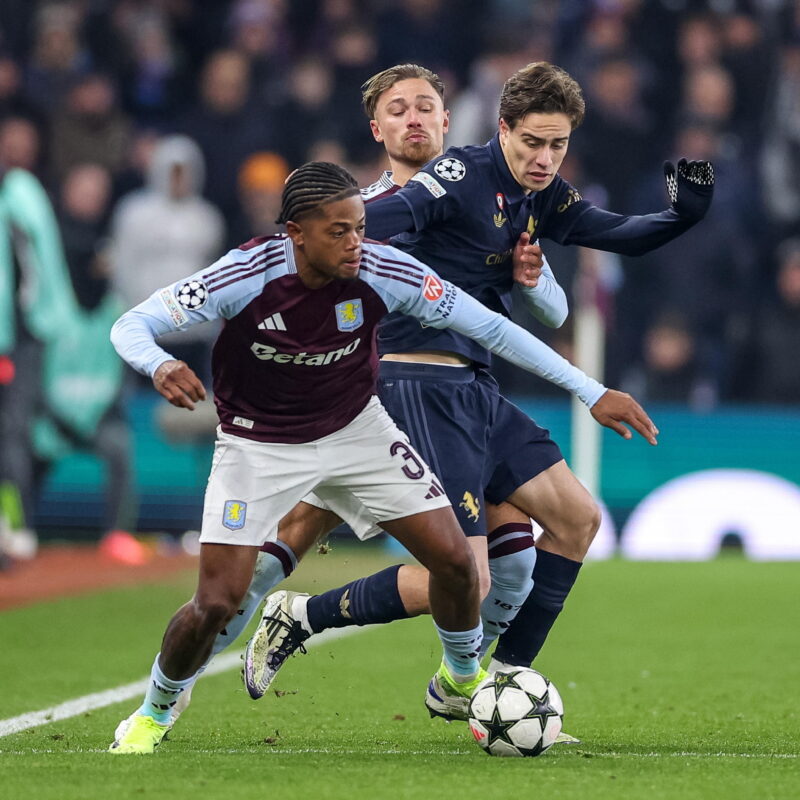 epa11744527 Leon Bailey of Aston Villa (L) in action against Kenan Yildiz of Juventus (C) during the UEFA Champions League match between Aston Villa and Juventus in Birmingham, Great Britain, 27 November 2024. EPA/ADAM VAUGHAN