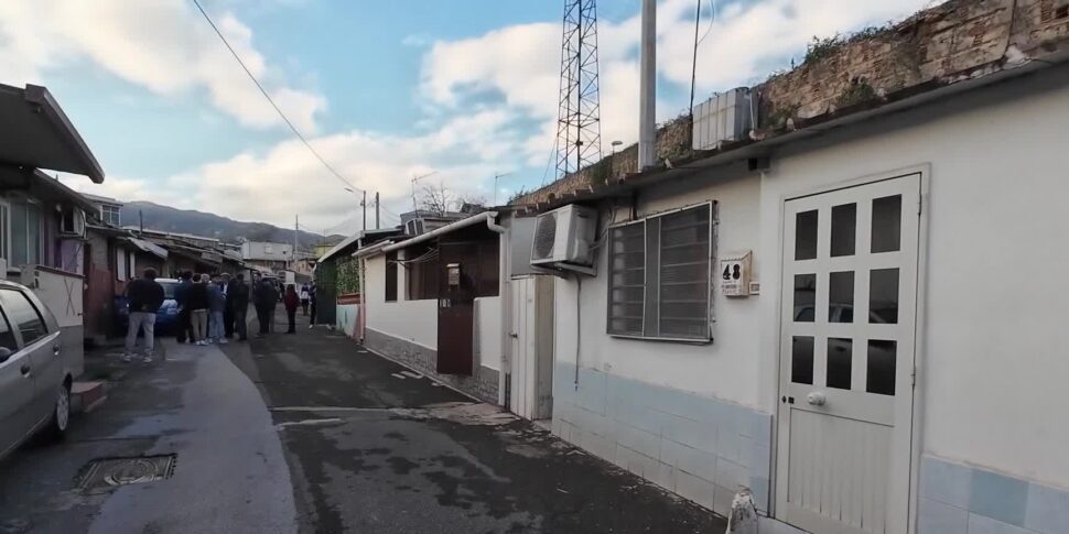 Messina, all'interno di una baracca spunta... una cabina dell'Enel