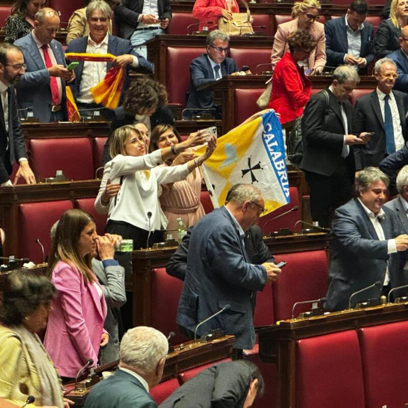 Un post tratto dal profilo Facebook Vittoria BaldinoNella foto si vede Simona Loizzo che espone alla Camera una bandiera della regione Calabria per celebrare lapprovazione dellautonomia differenziata, meglio nota come lo Spacca Italia.Mi chiedo: cosa hanno da festeggiare i rappresentanti calabresi? Festeggiano di aver svenduto la propria regione? I tagli lineari alla sanità e ai servizi per i cittadini calabresi? Di aver affossato il Sud e, di conseguenza, la loro terra?Non c'è niente da festeggiare per i calabresi, eppure, dai loro scranni, oggi festeggiano per i loro meri interessi personali. Festeggiano sulle spalle dei calabresi che continueranno a dover emigrare per curarsi, che vedranno ulteriori tagli ai servizi e nessun investimento nelle infrastrutture.Oggi costoro celebrano la morte del Sud e della Calabria.+++ATTENZIONE LA FOTO NON PUO' ESSERE PUBBLICATA O RIPRODOTTA SENZA L'AUTORIZZAZIONE DELLA FONTE DI ORIGINE CUI SI RINVIA+++ NPK